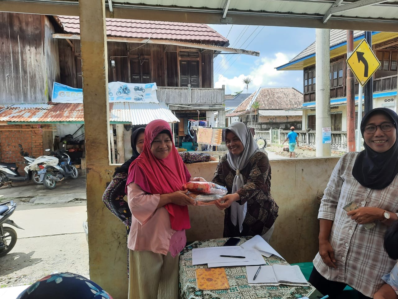 Pembangian Makanan Tambahan dan Posyandu Lansia